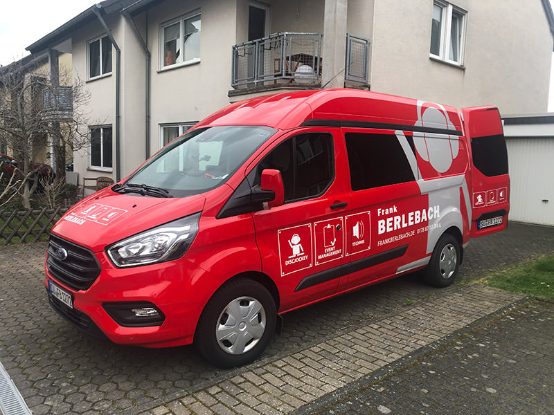 Frank Berlebach mit dem DJ Mobil bei einem Auftritt