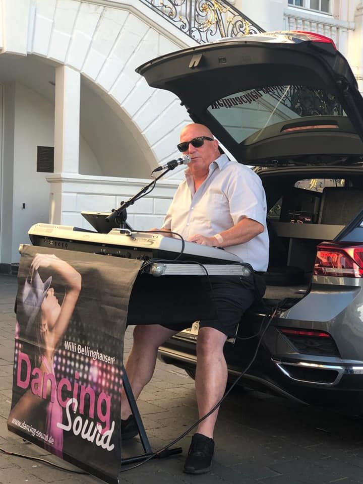 Sommerlicher Musiker-Mobil-Auftritt in Bonn