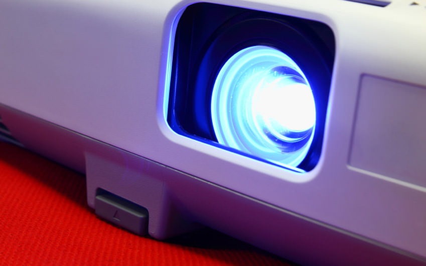 Videotechnik mit Beamer und Leinwand für Veranstaltungen